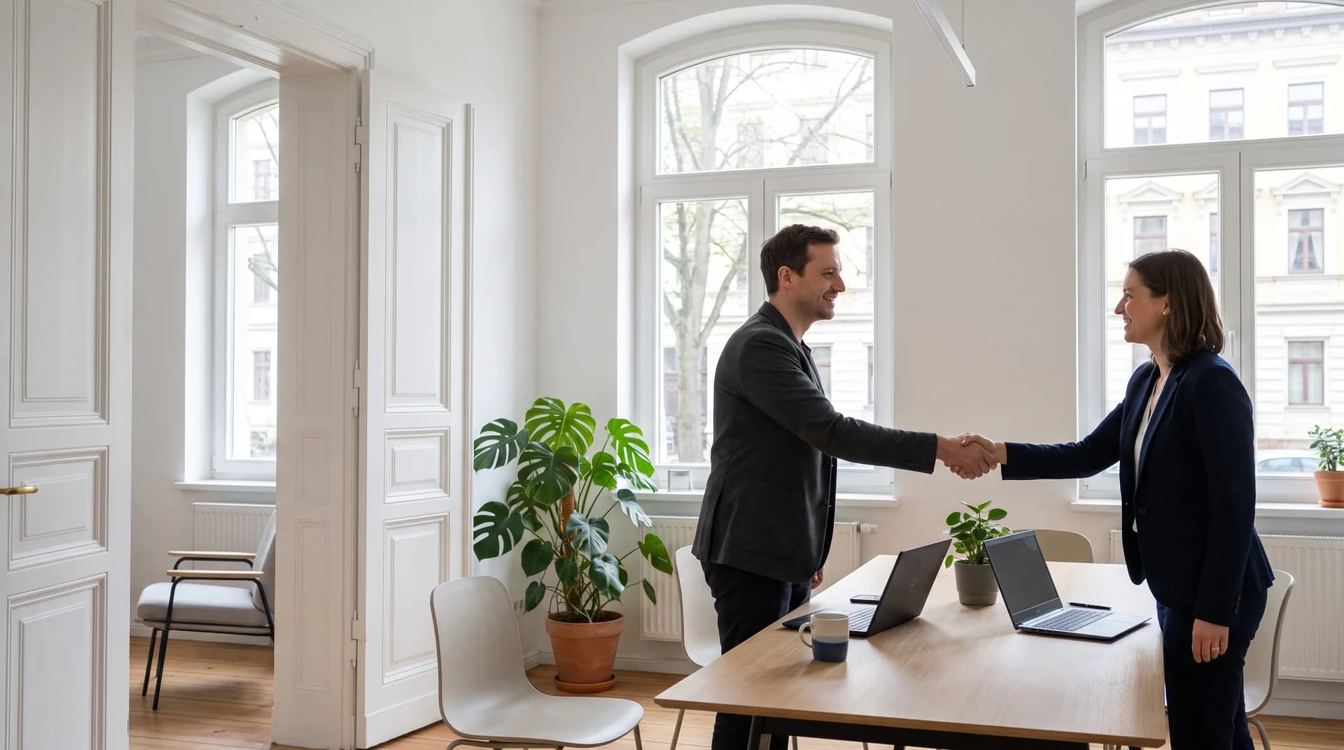 Partner beim Handschlag im Büro