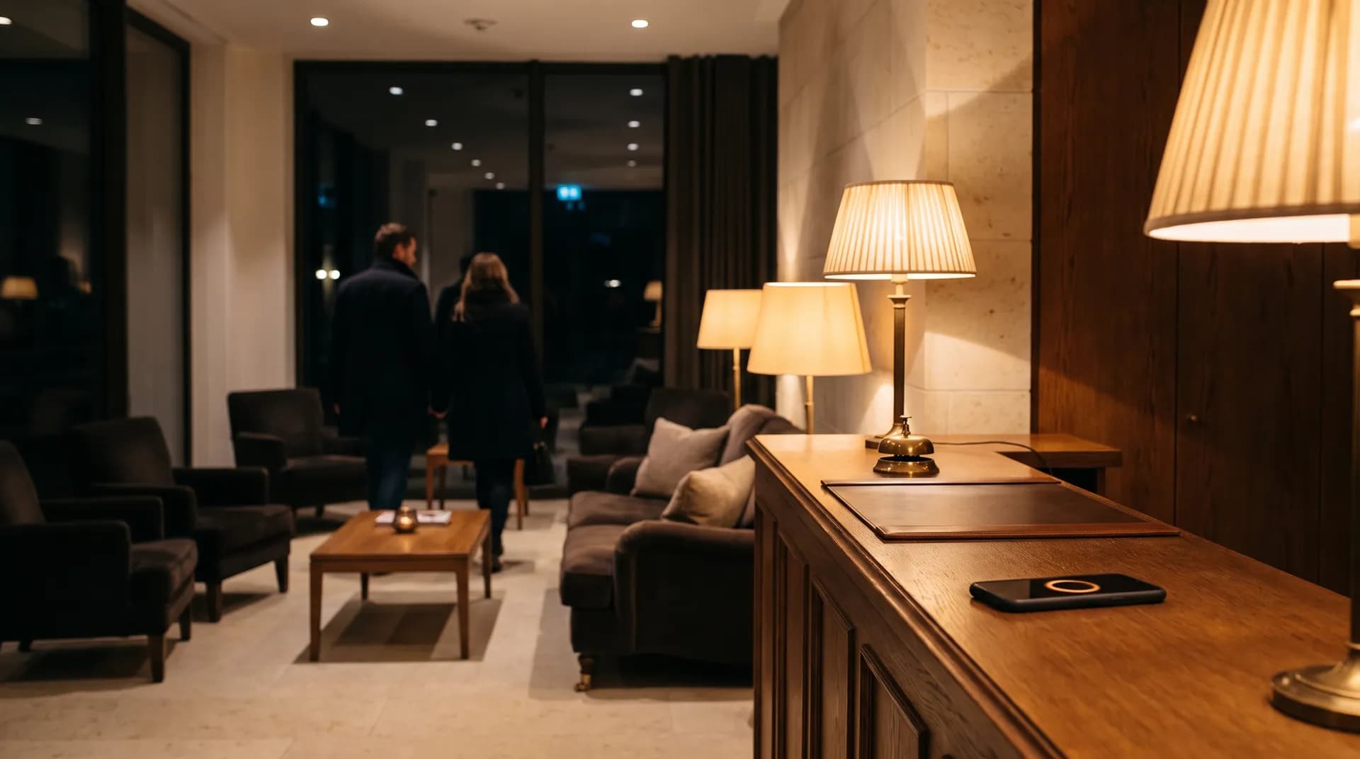 Unbesetzte Hotelrezeption am Abend, Smartphone nimmt Anrufe an